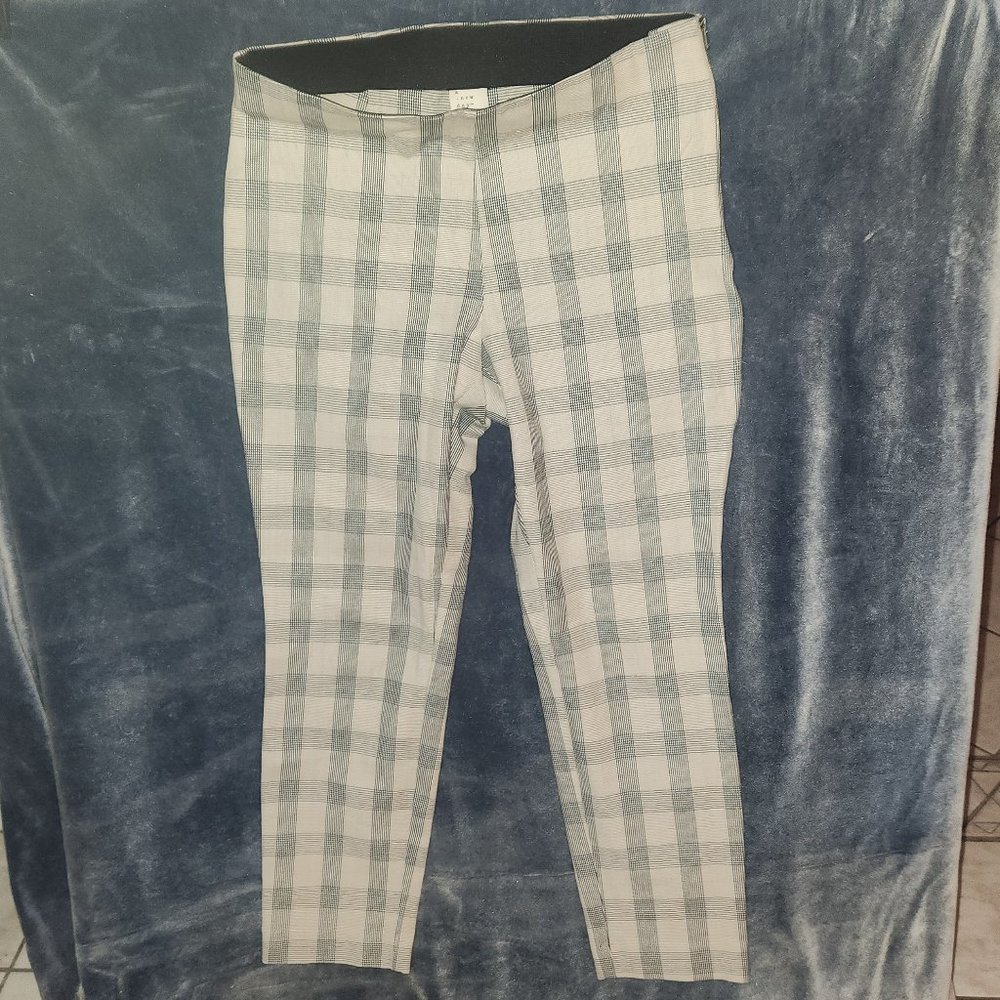A New Day Ladies' stylish cropped capris, Grey/blue lines in size 10/ 30" waist